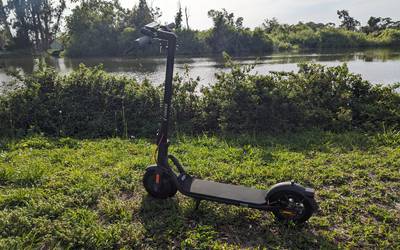 NAVEE Electric Scooter V50 (20mph)