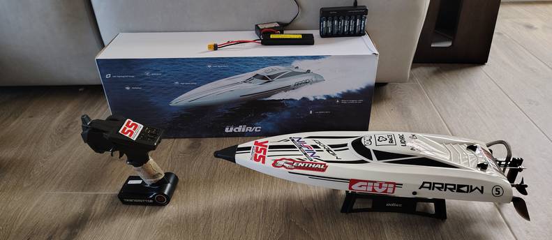 High Speed Fun on the Water UDI RC Speed Boat !