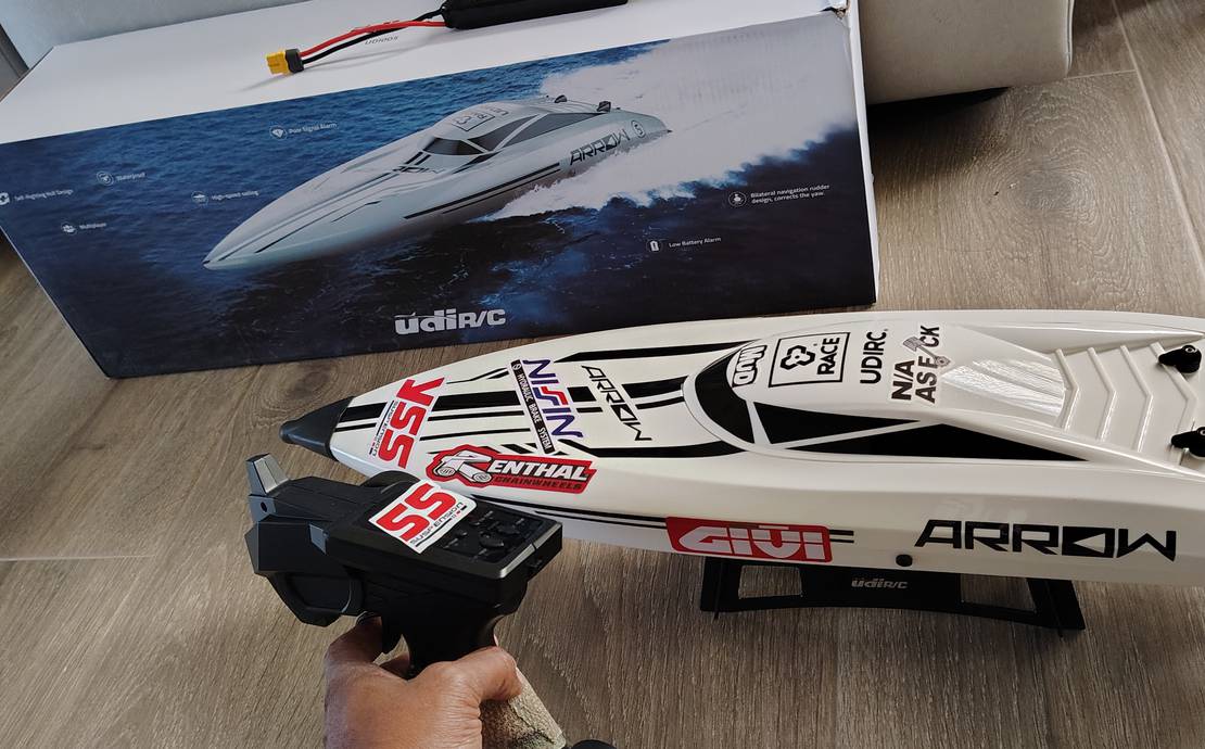 High Speed Fun on the Water UDI RC Speed Boat !
