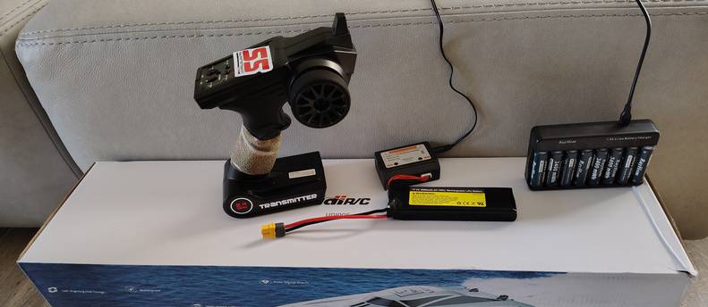 High Speed Fun on the Water UDI RC Speed Boat !