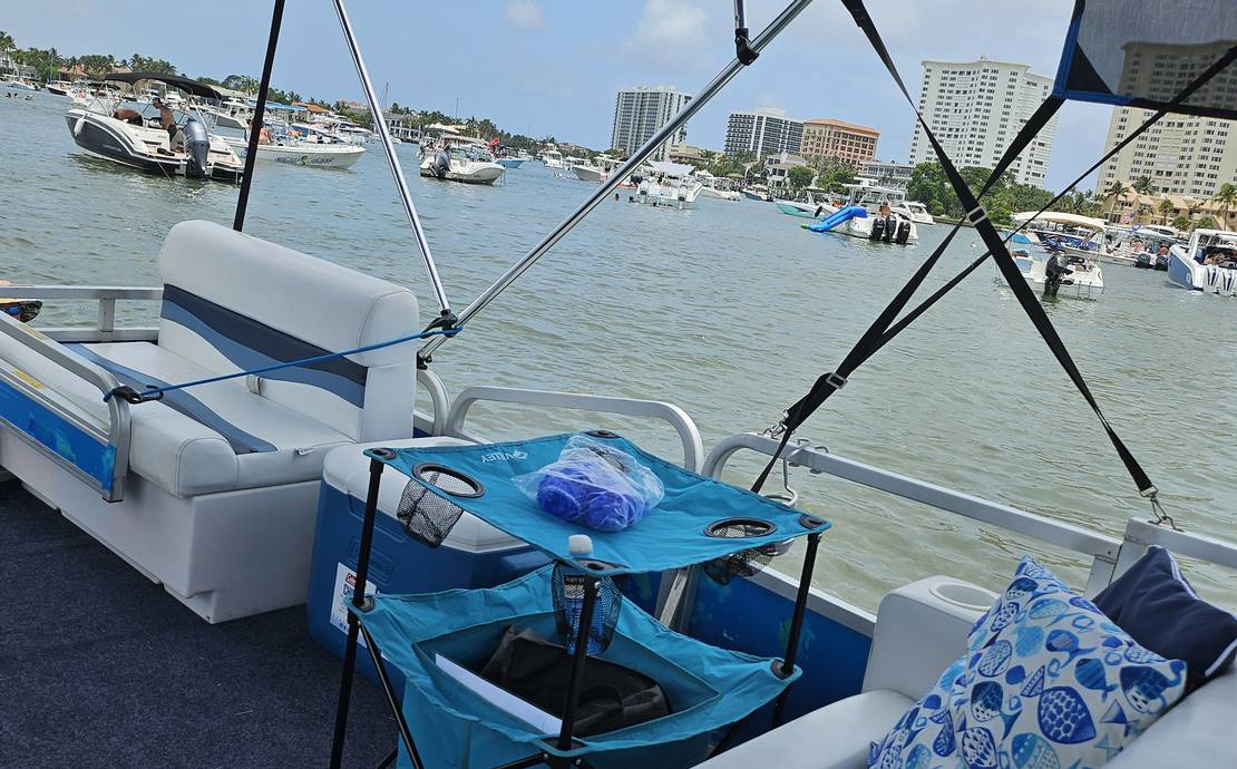 Private Boat Tour on Pontoon with Licensed Captain