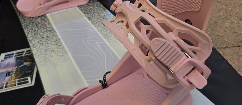 Women's Medium Union Juliet Pink Snowboard Bindings