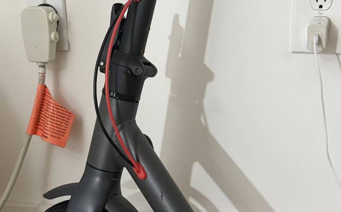 Folding Electric Scooter — Lightweight City Commuter | App-Connected, Cruise Control & Disc Brakes