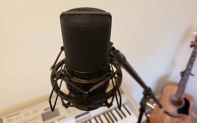 MXL 770 Large Diaphragm Condenser Microphone with Shock Mount