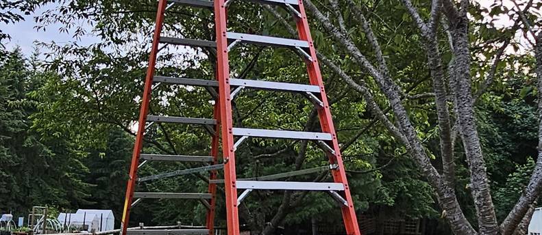 16 ft fiberglass Twin Step ladder - 300lb load capacity