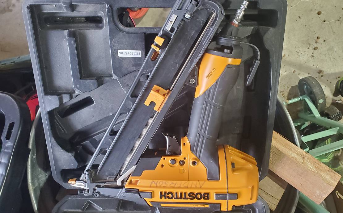 Bostitch Smart Point 15 Gauge DA finish nailer