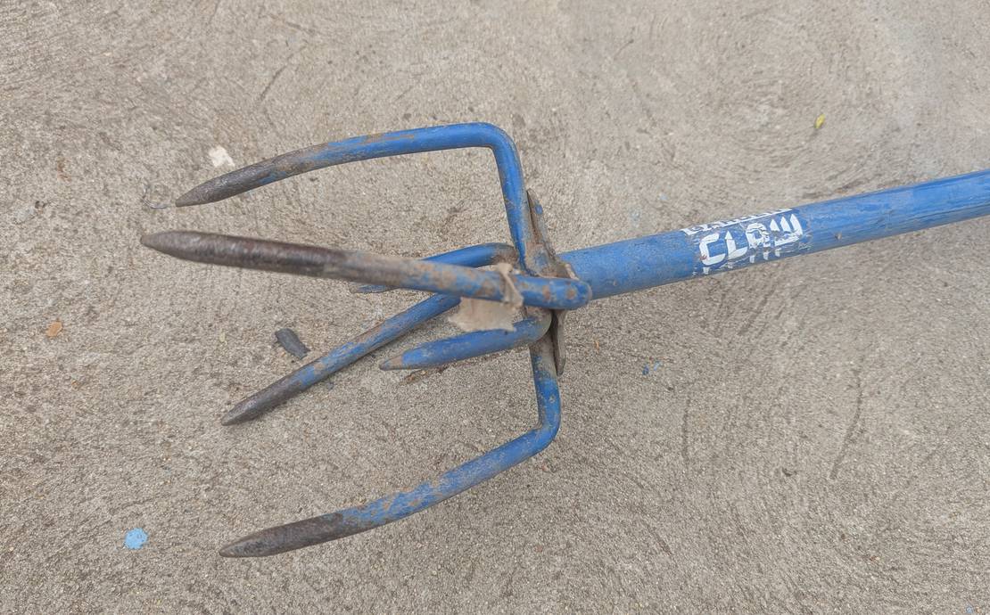 Garden Claw weed puller