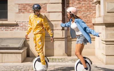 INMOTION E20 The Easiest-to-learn EUC Electric Unicycle with Seat and Handle