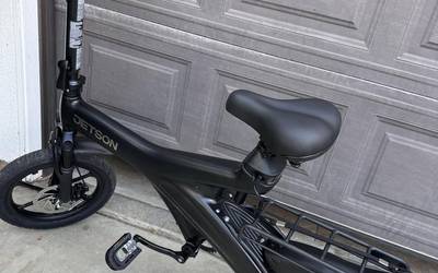 Jetson OTG Elite Electric Bike w/ Helmet, Lock & Cooler
