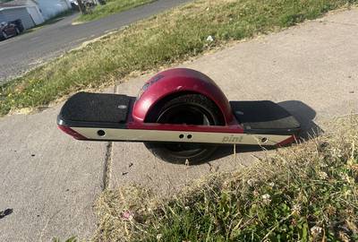 Onewheel Pint with quart battery and enduro tire