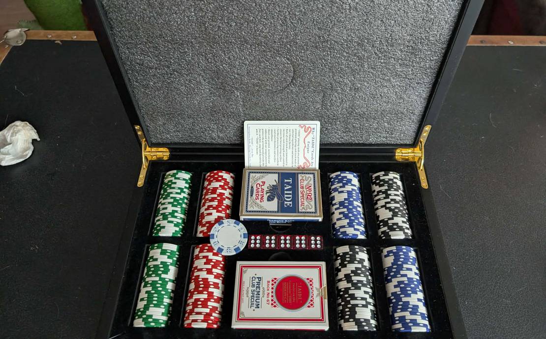 Pro poker set (200pc) - heavyweight 14g casino clay chips + cherry wood case