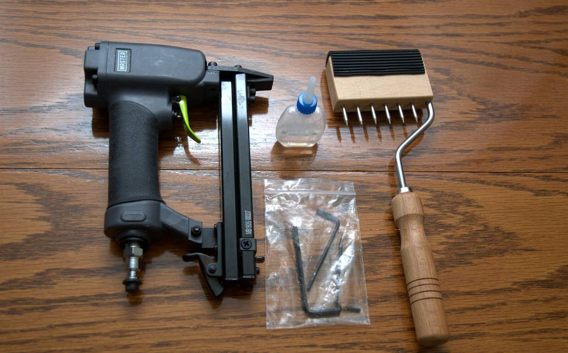 Pneumatic Upholstery Stapler (22 Gauge) & Gooseneck Webbing Stretcher