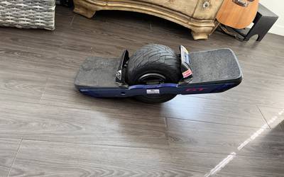 Electric Skateboard rental in Duxbury