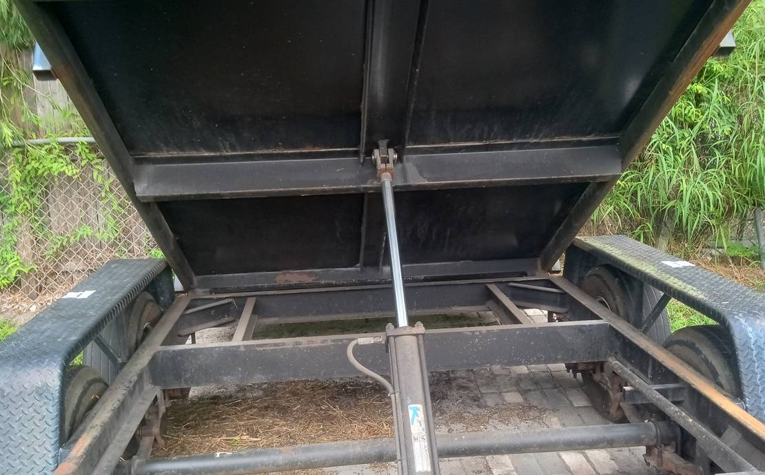 U dump for rent per day or by weekly 6*12*2 ready to roll.  Heavy duty chains n axles solid floor no seem back doors lock when u dump easy operatable up down remote. 2 5/16 ball