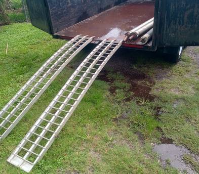 U dump for rent per day or by weekly 6*12*2 ready to roll.  Heavy duty chains n axles solid floor no seem back doors lock when u dump easy operatable up down remote. 2 5/16 ball