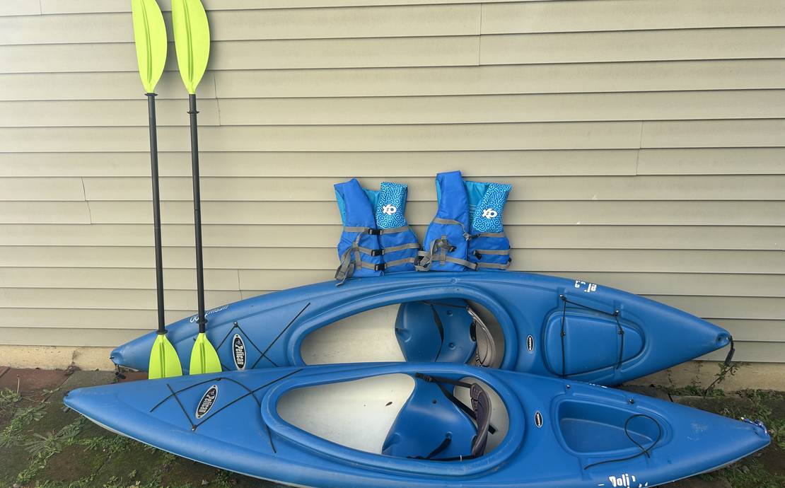 2x Sit-In Kayak’s Enclosed 10ft Pelican Pursuit 100 w/ 2 life vests & 2 paddles