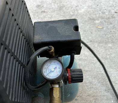 Makita MAC700 2HP 2.6Gallon 3.3CFM @ 90PSI Air Compressor with hose