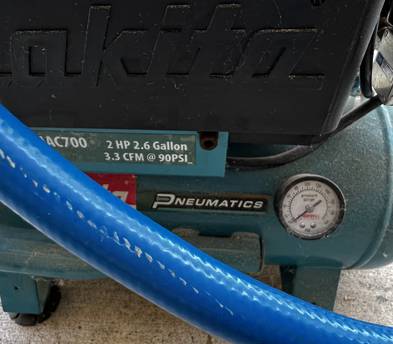 Makita MAC700 2HP 2.6Gallon 3.3CFM @ 90PSI Air Compressor with hose