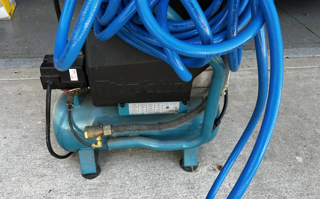 Makita MAC700 2HP 2.6Gallon 3.3CFM @ 90PSI Air Compressor with hose