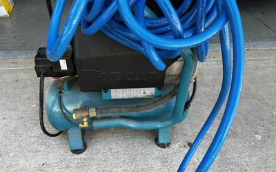 Makita MAC700 2HP 2.6Gallon 3.3CFM @ 90PSI Air Compressor with hose