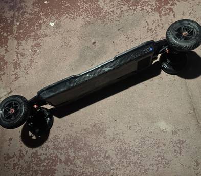 Meepo Hurricane electric skateboard. Carbon fiber deck/dual gear dive