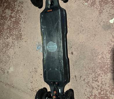 Meepo Hurricane electric skateboard. Carbon fiber deck/dual gear dive