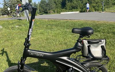 Jetson OTG Elite Electric Bike w/ Helmet, Lock & Cooler