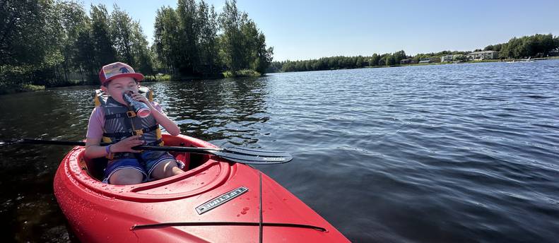 8ft Sit-In Kayak – Includes Paddle & Life Jacket