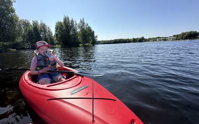 8ft Sit-In Kayak – Includes Paddle & Life Jacket