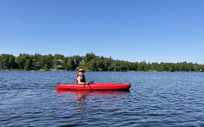 8ft Sit-In Kayak – Includes Paddle & Life Jacket