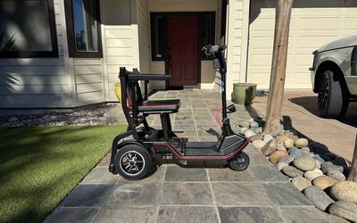 Like new Featherweight scooter 37 lbs foldable
