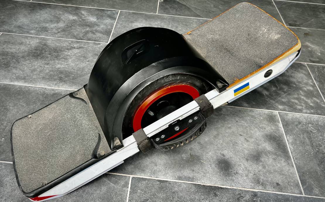 Onewheel XR - Reflective rails, Comfort footpad, Low Mileage + Accessories