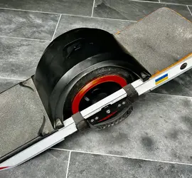 Onewheel XR - Reflective rails, Comfort footpad, Low Mileage + Accessories