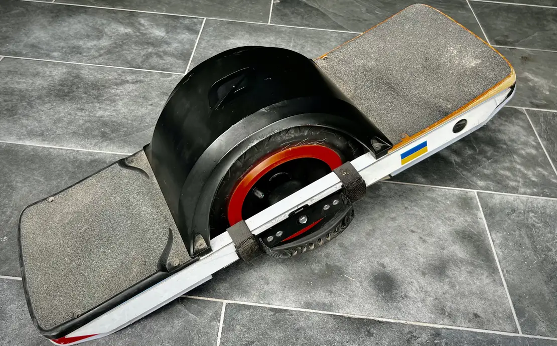 Onewheel XR - Reflective rails, Comfort footpad, Low Mileage + Accessories