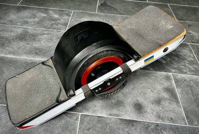 Onewheel XR - Reflective rails, Comfort footpad, Low Mileage + Accessories