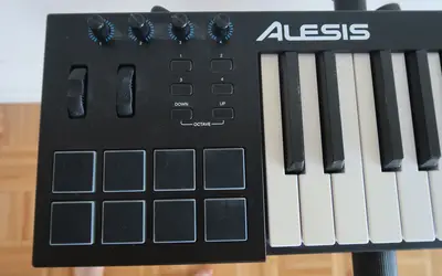 Alesis V61 - 61 Key USB MIDI Keyboard with Stand and Pedal