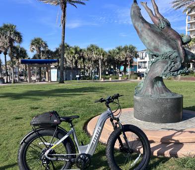 (1) "Aventure” Aventon fat-tire e-bike