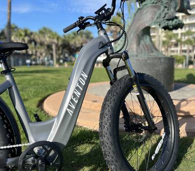 (1) "Aventure” Aventon fat-tire e-bike