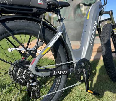 (1) "Aventure” Aventon fat-tire e-bike