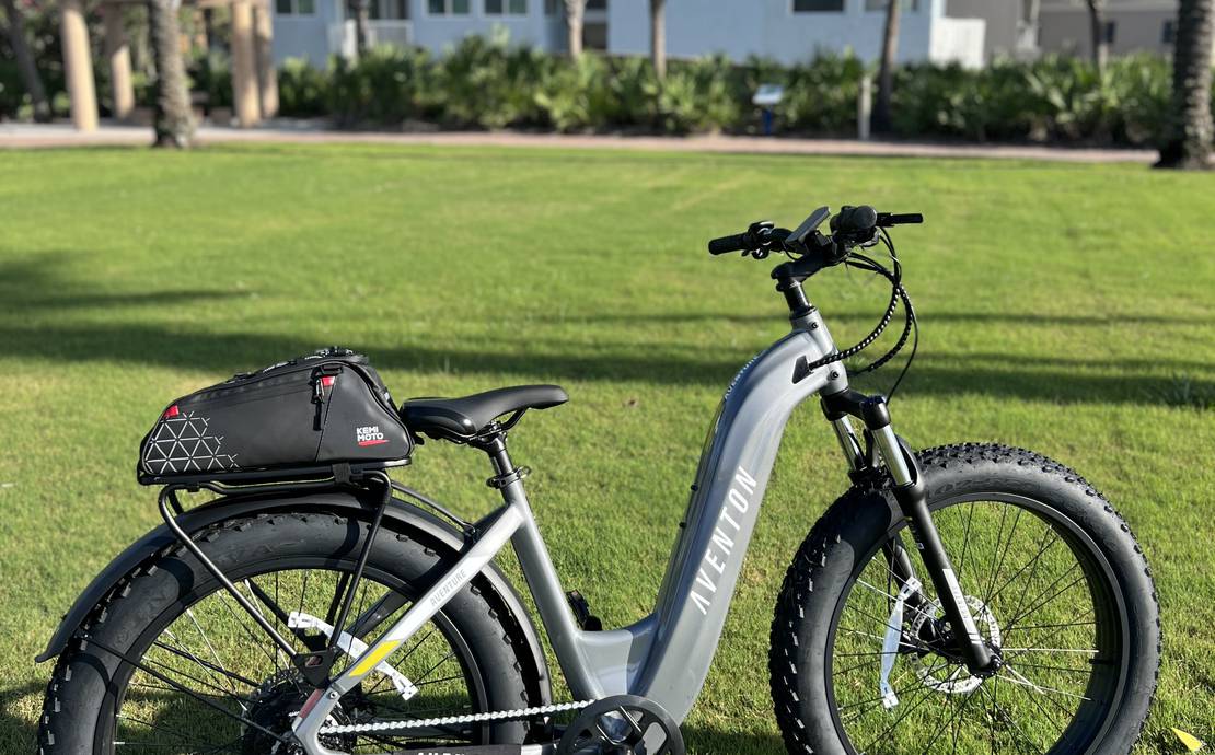 (1) "Aventure” Aventon fat-tire e-bike