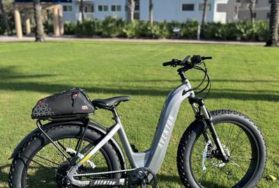 (1) "Aventure” Aventon fat-tire e-bike