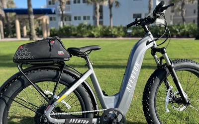 (1) "Aventure” Aventon fat-tire e-bike