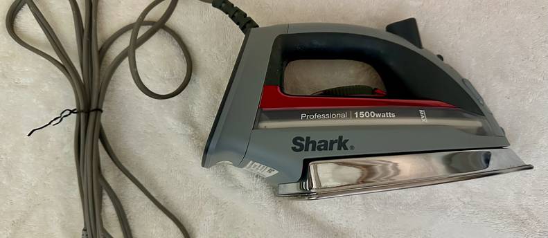 Shark clothing iron (1500 watts)