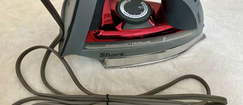 Shark clothing iron (1500 watts)