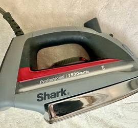 Shark clothing iron (1500 watts)