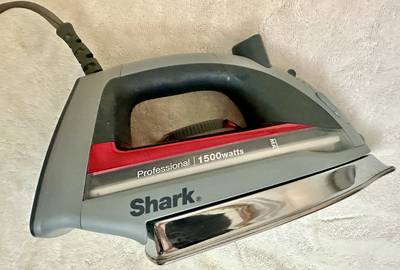 Shark clothing iron (1500 watts)