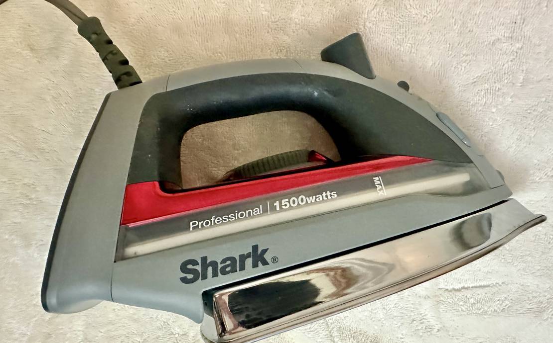 Shark clothing iron (1500 watts)