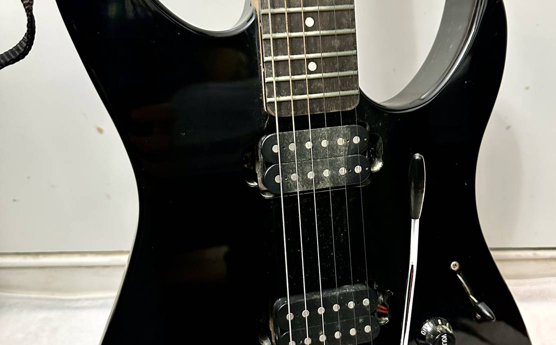 Yamaha electric guitar (standard 6 string)