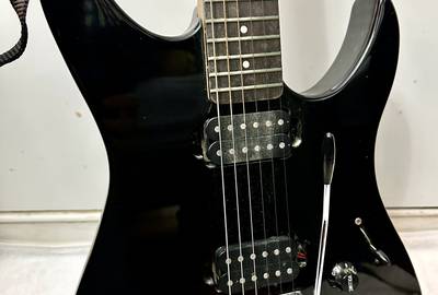 Yamaha electric guitar (standard 6 string)