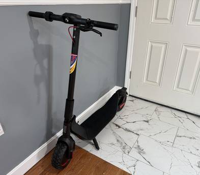 Heavy-Duty 500W Sport E-Scooter | 440lb Capacity | 19 MPH